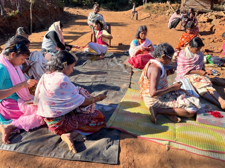 ନିୟମଗିରି ପାହାଡ ଉପରେ ଡଙ୍ଗରିଆ କନ୍ଧ ଜନଜାତିର ମହିଳାମାନେ ବସି ତାଙ୍କ ପାରମ୍ପରିକ କପଡାଗଣ୍ଡା ସାଲ ବୁଣୁଛନ୍ତି